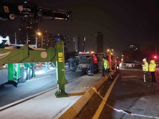 Kartal&rsquo;da ambulans ile cip kafa kafaya &ccedil;arpıştı: 3 yaralı
