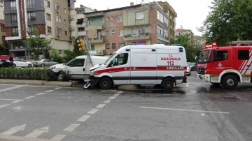 Kartal’da ambulans ile hafif ticari araç çarpıştı: 4 yaralı
