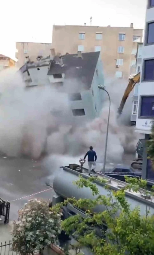 Kartal’da bir bina yıkım esnasında çöktü

