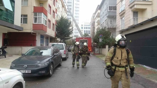 Kartal&rsquo;da &ccedil;atı katında yangın paniğe neden oldu
