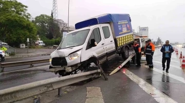 Kartal’da İBB’ye ait araç, bariyere ok gibi saplandı
