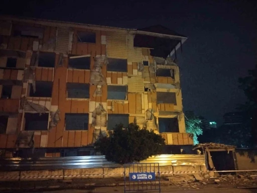 Kartal&rsquo;da metruk binanın balkonu &ccedil;&ouml;kt&uuml;
