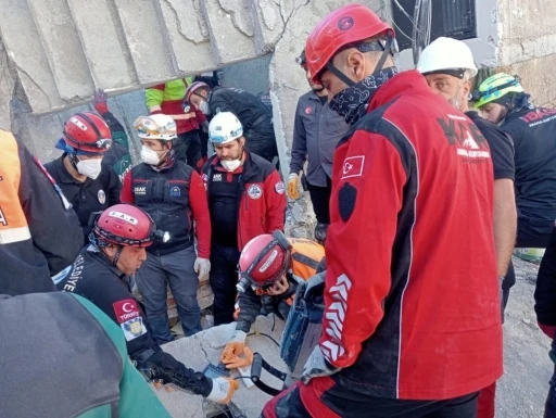 Kartepe Belediyesi ekipleri, Gebze’deki arama-kurtarma çalışmalarına katıldı