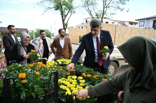 Kartepe Belediyesinden arife g&uuml;n&uuml; mezarlıklarda &ccedil;i&ccedil;ek dağıtımı
