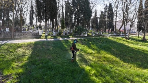 Kartepe&rsquo;de bayram &ouml;ncesi mezarlıklarda temizlik &ccedil;alışması
