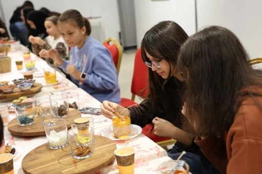 Kartepe&rsquo;de &ccedil;ocuklar mum yapım at&ouml;lyesine katıldı
