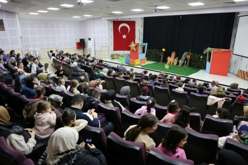 Kartepe&rsquo;de &ccedil;ocuklar "Meraklı Civciv" oyununu izledi
