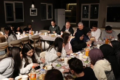 Kartepe&rsquo;de gen&ccedil;ler "Bir Sofra Bir Hikaye" iftarında buluştu
