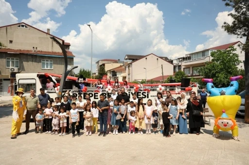 Kartepe&rsquo;de gezici eğlence otob&uuml;s&uuml; &ccedil;ocuklara bayram coşkusu yaşatıyor
