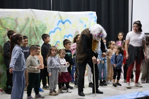 Kartepe’de hem büyüklere hem küçüklere tiyatro ziyafeti
