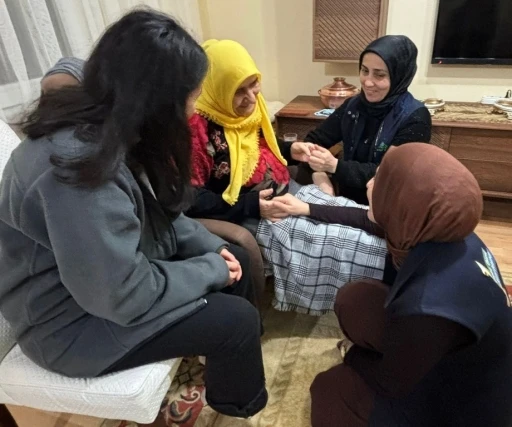 Kartepe&rsquo;de "Alo Evlat" ekiplerinden yaşlılara evde sağlık ve bakım desteği
