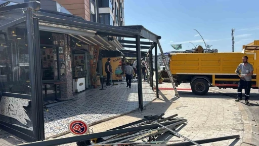 Kartepe’de ruhsatsız genişletilen iş yerlerine yıkım
