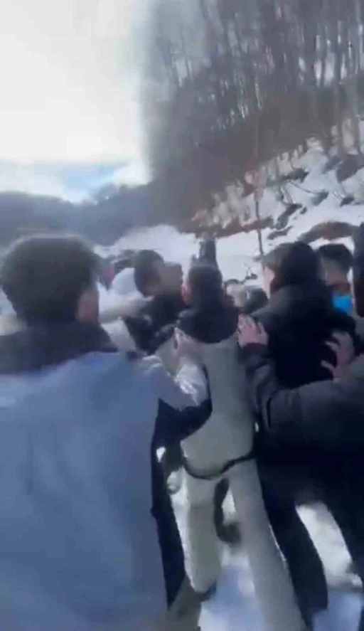 Kartepe&rsquo;de tartışma kavgaya d&ouml;nd&uuml;: Baba, &ccedil;ocuklarının yanında darp edildi
