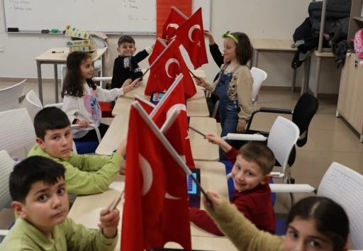 Kartepe Gen&ccedil; Akademi&rsquo;de yeni d&ouml;nem bayrak sevgisiyle başladı
