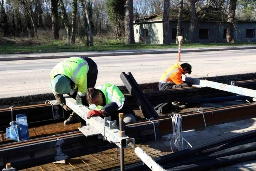Kartepe tramvay hattında ray d&ouml;şeme &ccedil;alışmaları başladı

