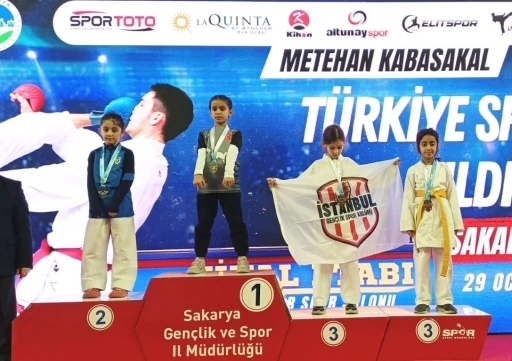 Kartepeli karateciler Sakarya&rsquo;dan 6 madalyayla d&ouml;nd&uuml;
