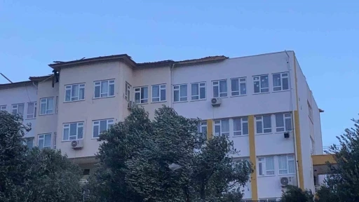 Kaş&rsquo;ta fırtına bir okulun &ccedil;atısına zarar verdi
