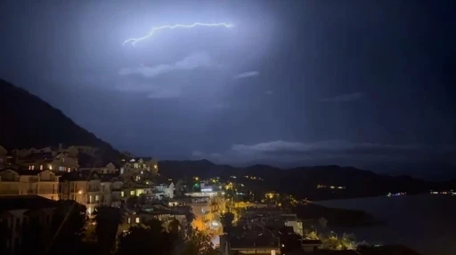 Kaş’ta şimşekler geceyi gündüze çevirdi: Muhteşem doğa olayı kameraya yansıdı