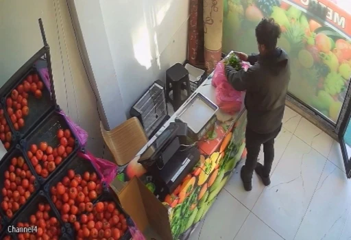 Kasada kimse yokken parasını bırakan m&uuml;şteriye esnaftan teşekk&uuml;r
