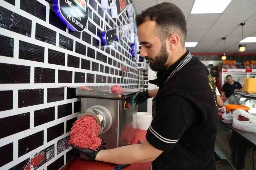 Kasapların kıyma mesaisi sürüyor
