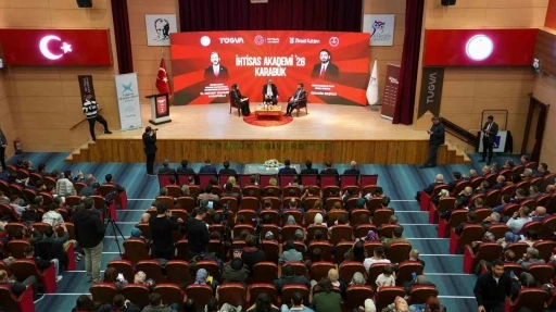 Kasapoğlu, Karab&uuml;k &Uuml;niversitesinde gen&ccedil;lerle buluştu
