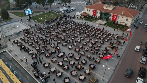 Kasapoğlu ve Vali &Ouml;zkan vatandaşlarla iftarda buluştu
