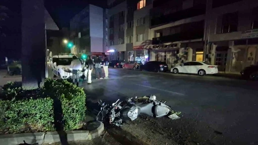 Kasisten &ccedil;apraz ge&ccedil;mek isteyen otomobile motosiklet &ccedil;arptı: 2 yaralı
