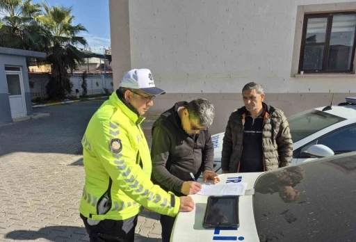 Kaskla servis aracının camını kıran motosikletlinin ehliyetine el konuldu
