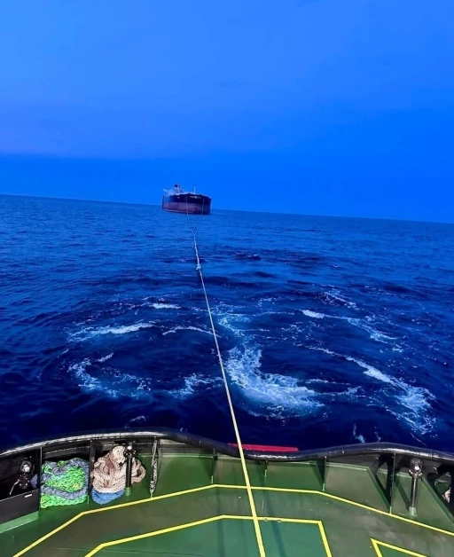 Kastamonu açıklarında isabet alan &quot;Virat&quot; isimli gemi Türkeli’ye çekiliyor
