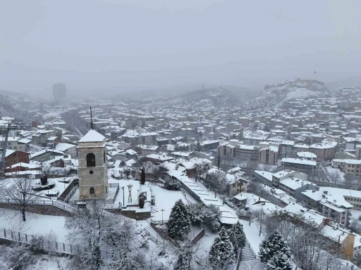 Kastamonu beyaza b&uuml;r&uuml;nd&uuml;: Kent merkezinde ortaya kartpostallık g&ouml;r&uuml;nt&uuml;ler &ccedil;ıktı
