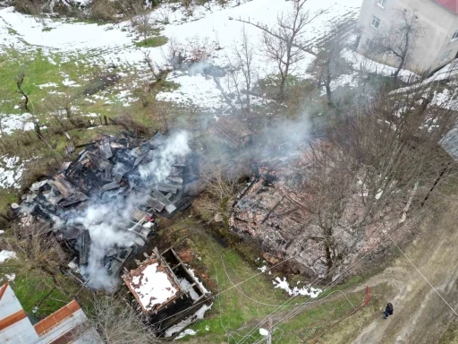Kastamonu&rsquo;da 2 ev ve bir ambar alev alev yandı
