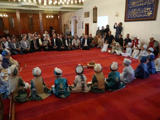 Kastamonu&rsquo;da 530 yıllık vakıf geleneğiyle 25 &ccedil;ocuk s&uuml;nnet ettirildi
