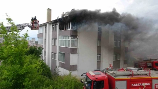 Kastamonu’da alevlere teslim olan daire kullanılamaz hale geldi
