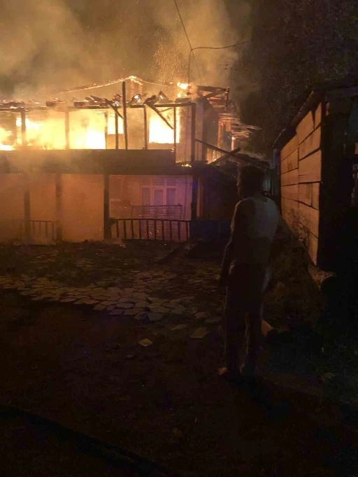 Kastamonu’da alevlere teslim olan ev küle döndü
