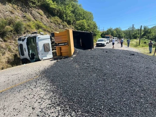 Kastamonu’da asfalt yüklü hafriyat kamyonu devrildi, sürücüsü yaralandı
