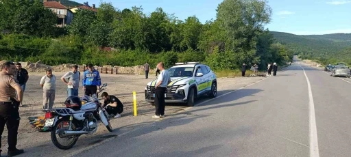 Kastamonu&rsquo;da &ccedil;arpışan iki motosikletin s&uuml;r&uuml;c&uuml;s&uuml; yaralandı
