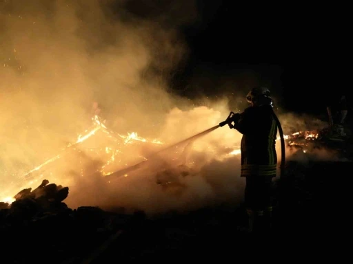 Kastamonu&rsquo;da &ccedil;ıkan yangında 3 ev zarar g&ouml;rd&uuml;, 2 samanlık yandı
