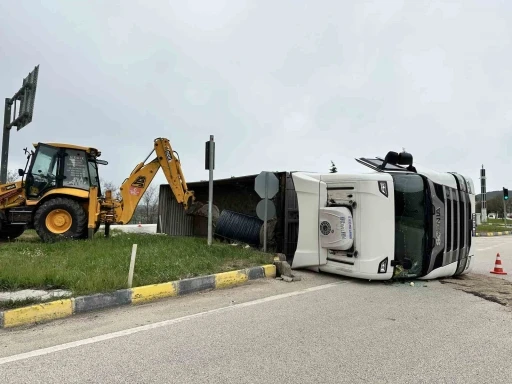 Kastamonu’da demir yüklü tır devrildi: 1 yaralı
