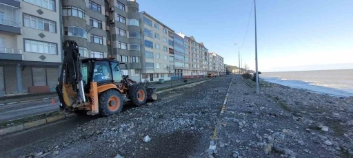 Kastamonu&rsquo;da dev dalgalar sahillere zarar verdi
