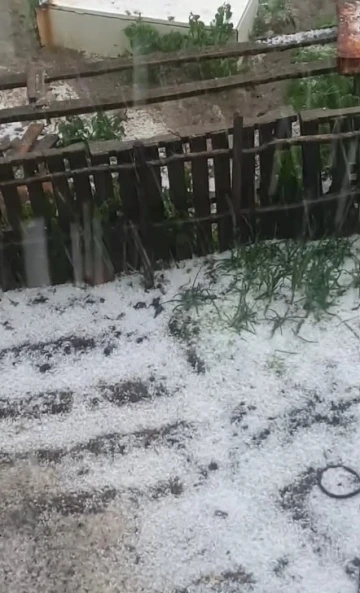 Kastamonu’da dolu yağışı etkili oldu, yollar beyaza büründü
