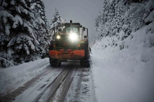 Kastamonu&rsquo;da ekiplerin k&ouml;y yollarındaki zorlu karla m&uuml;cadelesi başladı
