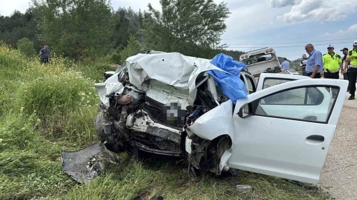 Kastamonu&rsquo;da feci kaza: İstinat duvarına &ccedil;arpan otomobildeki 3 kişi &ouml;ld&uuml;, 1 kişi ağır yaralandı
