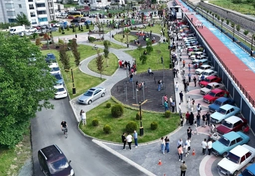 Kastamonu&rsquo;da ge&ccedil;mişe yolculuk: Klasik otomobillere vatandaşlardan yoğun ilgi
