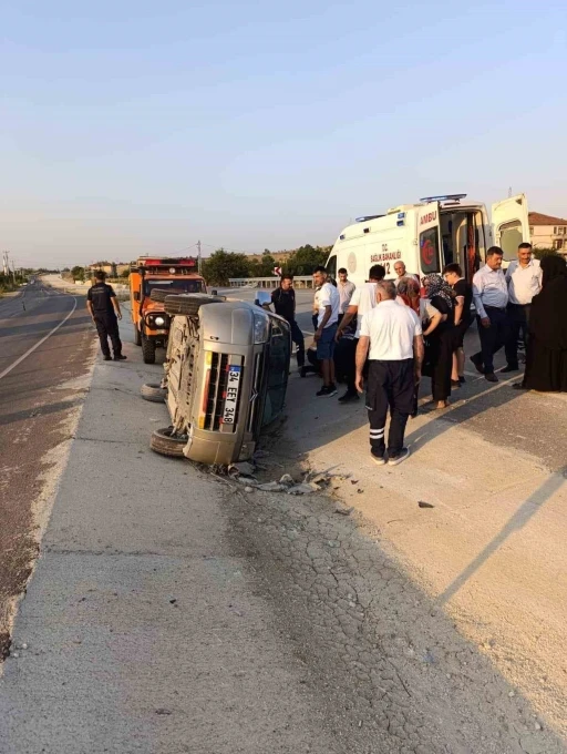 Kastamonu’da hafif ticari araç devrildi: 3 yaralı
