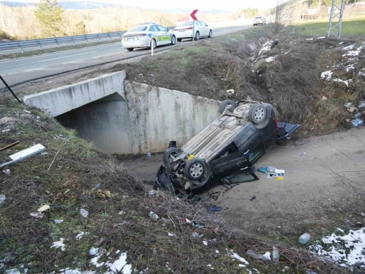 Kastamonu&rsquo;da hafif ticari ara&ccedil; şarampole u&ccedil;tu: 1 &ouml;l&uuml;
