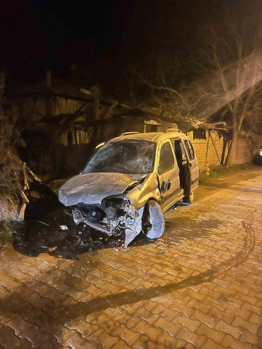 Kastamonu&rsquo;da hafif ticari ara&ccedil; taşa &ccedil;arptı: 1 yaralı
