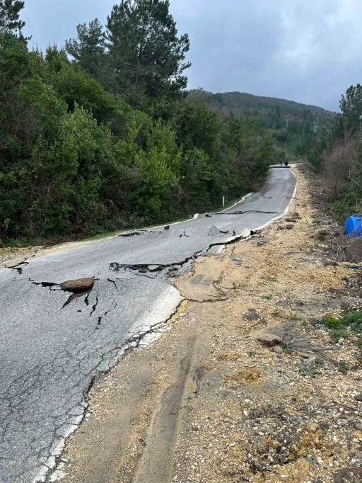 Kastamonu&rsquo;da heyelan sebebiyle &ccedil;atlaklar oluşan yol ulaşıma kapatıldı
