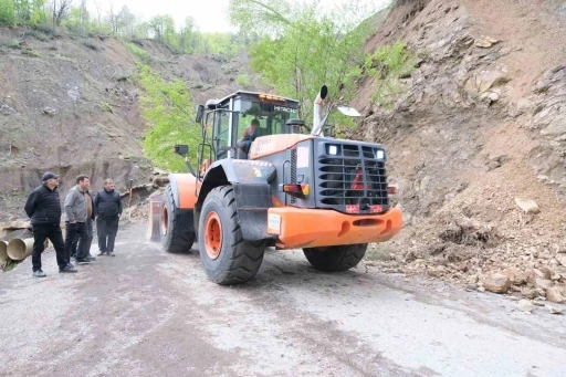 Kastamonu&rsquo;da heyelan sebebiyle kapanan yol ulaşıma a&ccedil;ıldı
