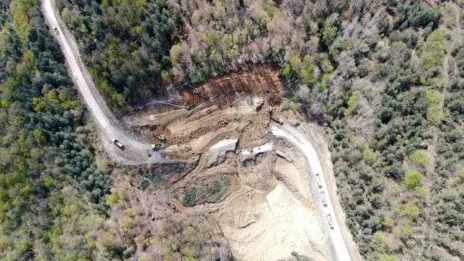Kastamonu’da heyelanda çöken yoldaki çalışmalar sürüyor
