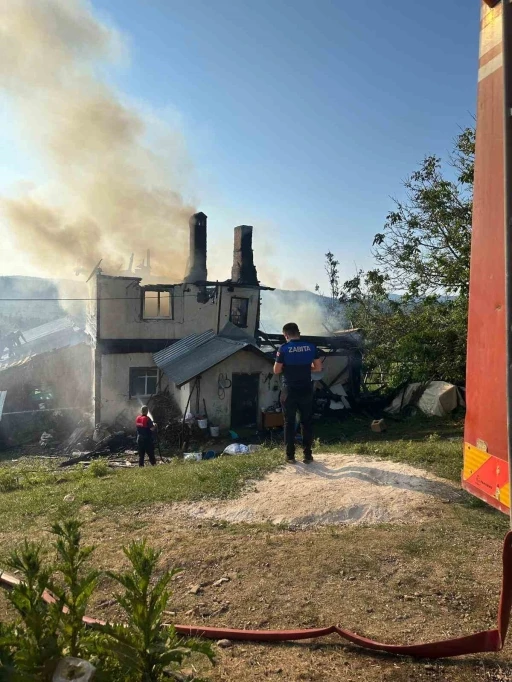 Kastamonu’da iki katlı ahşap evde yangın
